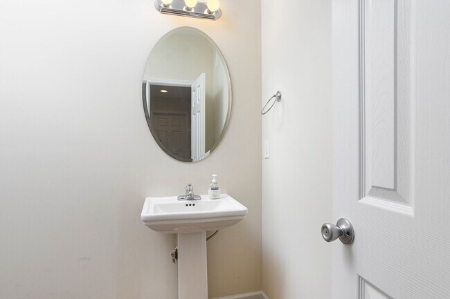 Foto del edificio - Beautiful 3 Bedroom/ 2.5 Bath Townhome in Northern Durham! Available Now!
