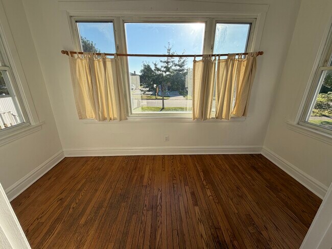 Foto del edificio - 472 N Larch Ave