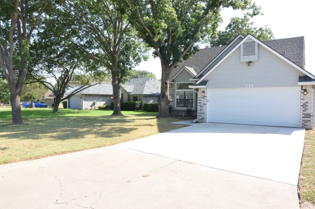Primary Photo - 711 Brazos Dr