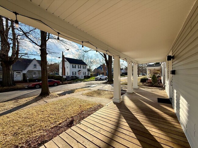 Building Photo - Charming 4-Bedroom Home with Modern Updates, Large Yard & Garage – Pet Friendly!