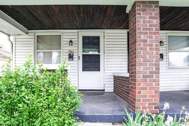 Building Photo - 1 br, 1 bath Duplex - 3922 E 10th St