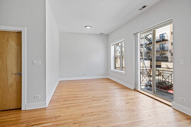Foto del edificio - 2 bed 2.5 bath Logan Square Duplex