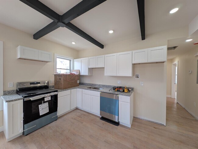 Building Photo - 5 Lowell Cir