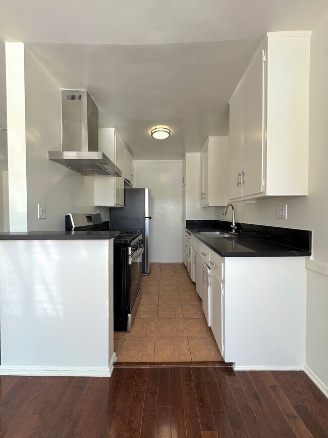 Foto del edificio - Spacious Top Floor 1 Bedroom in West Holly...