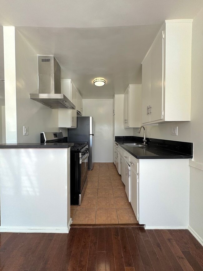 Building Photo - Spacious Top Floor 1 Bedroom in West Hollywood!