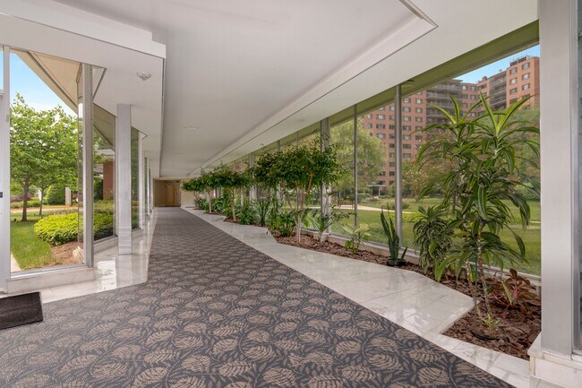 Foto del edificio - 4201 Cathedral Ave NW