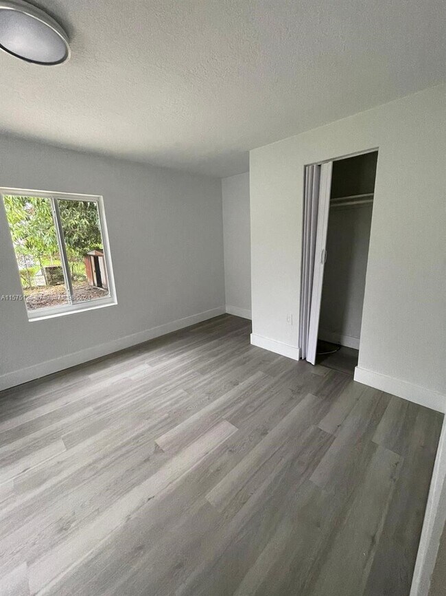 Foto del edificio - 2250 NW 94th St