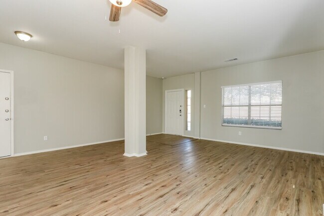 Foto del edificio - 2705 Gardendale Dr