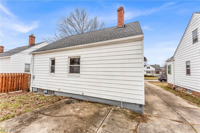 Building Photo - 5535 Oakwood Ave