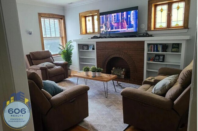 Foto del edificio - Jumbo 3 bed 2 bath in Jefferson Park!