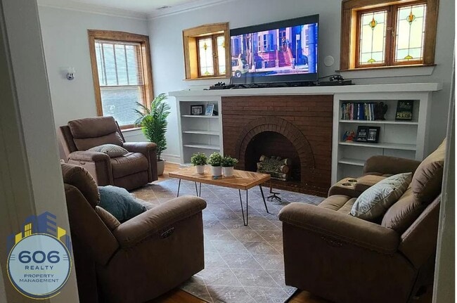 Building Photo - Jumbo 3 bed 2 bath in Jefferson Park!
