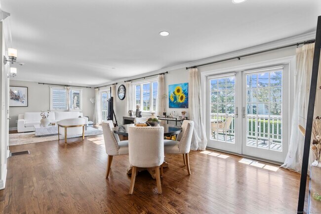 Foto del edificio - 672 Fairfield Beach Rd
