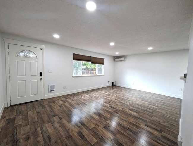 Foto del edificio - Charming Move-In Ready Rambler with Shop &...