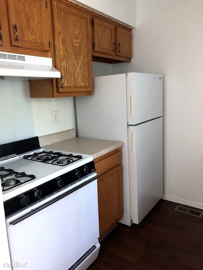 Building Photo - 1 br, 1 bath Townhome - 649 Villa Dr