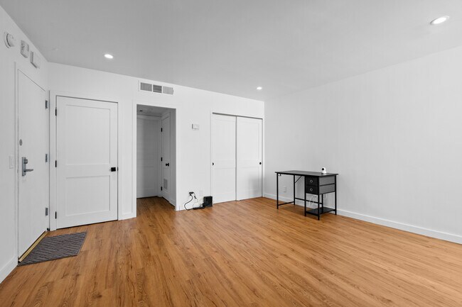 Building Photo - 7250 Franklin Ave