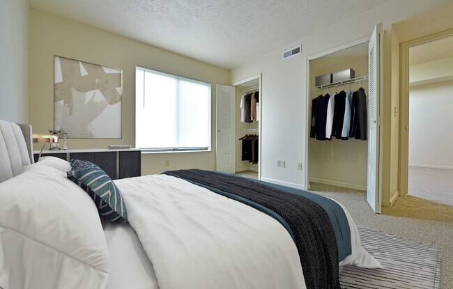 Un dormitorio en los apartamentos Heatherwood, Grand Blanc, Michigan. - Heatherwood Apartments