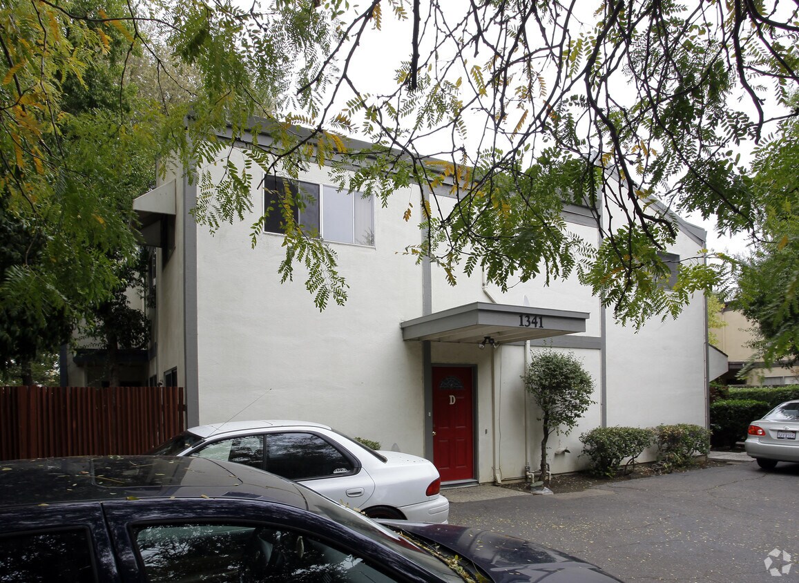 Building Photo - 1341 Drake Dr