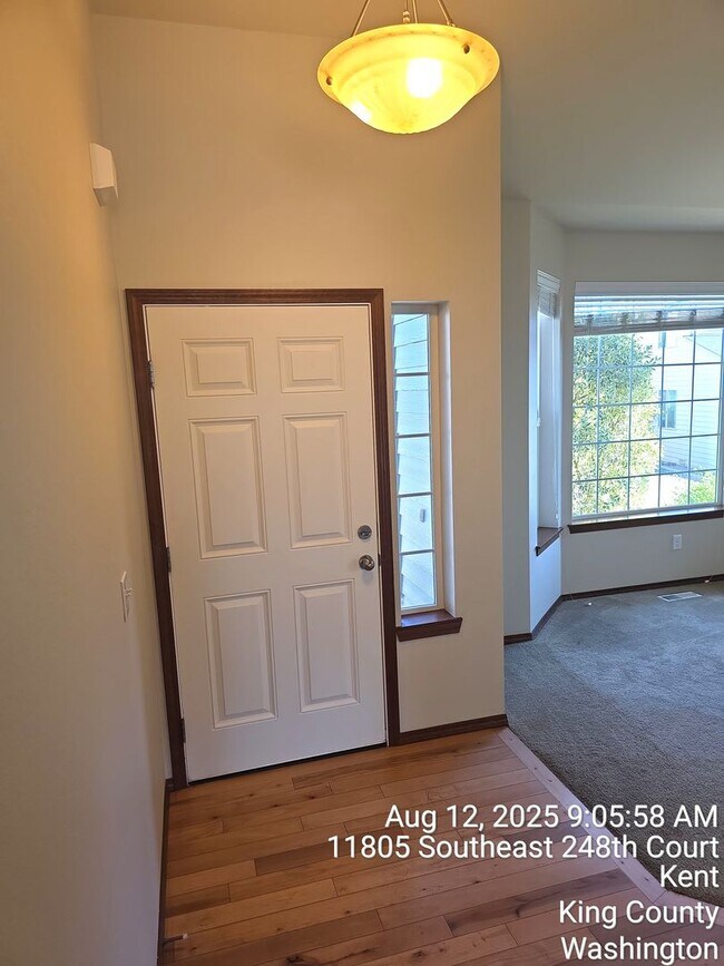 Building Photo - East Hill Kent 4 bedroom 2.5 bathroom with 2 car garage. Available NOW!!