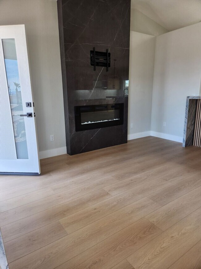 Building Photo - Impeccably Remodeled Long-Term Rental