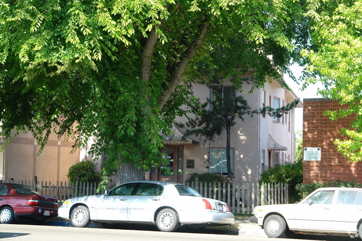 Primary Photo - 6617 Telegraph Ave