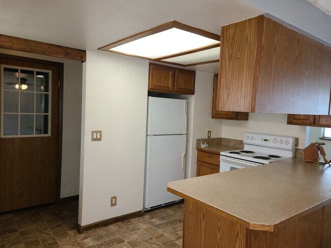 Building Photo - Hillview Duplex