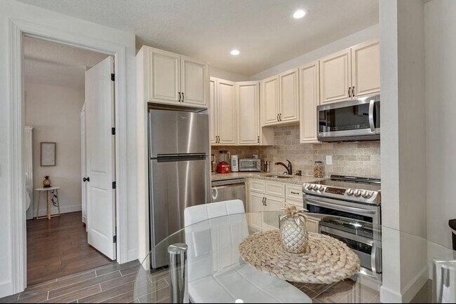 Foto del edificio - 635 N Osprey Ave