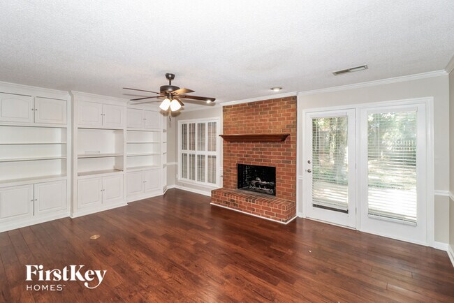 Foto del edificio - 8410 Walnut Tree Dr