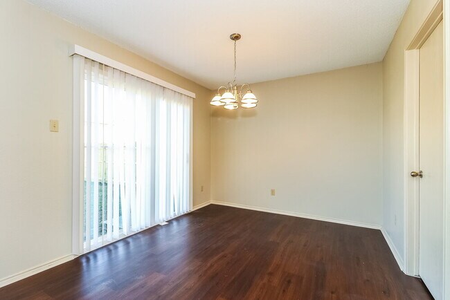 Foto del edificio - 300 Dakota Ridge Dr