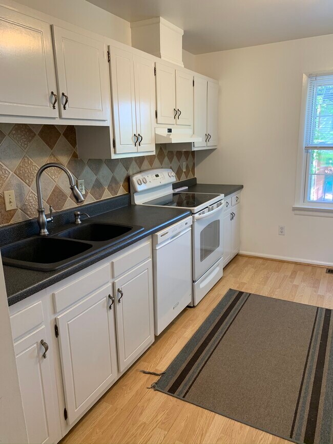 Building Photo - 114 Southampton Ct