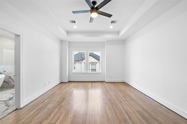 Building Photo - 1011 E 28th St