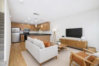 Building Photo - 711 W 32nd St