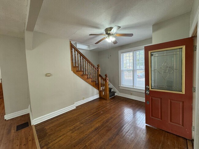 Building Photo - Charming 2 Bed, 1.5 Bath House with Ample ...