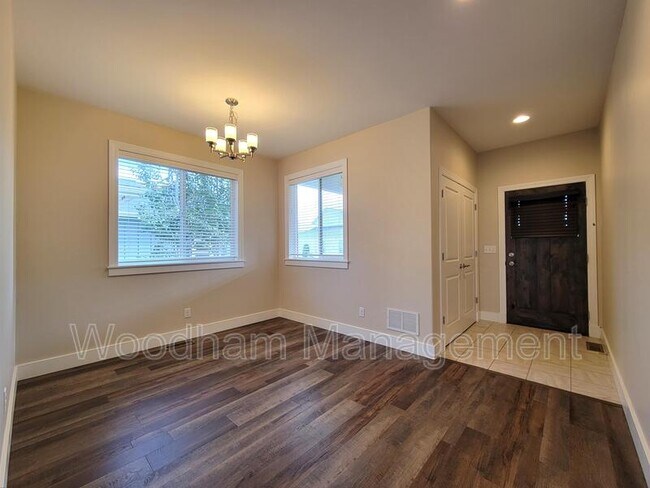 Foto del edificio - 560 Laurel Pkwy