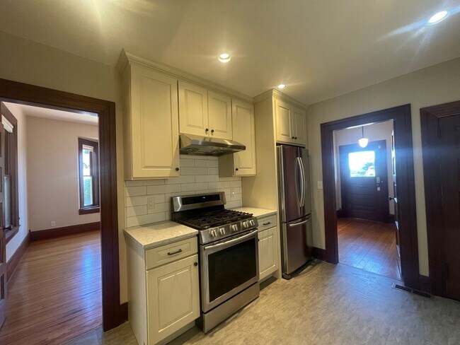 Foto del edificio - Charming 2 Bed / 1.5 Bath Victorian with G...