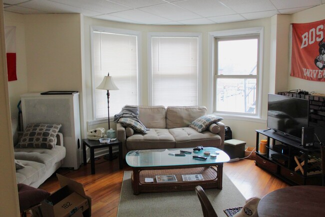 Building Photo - 463 Park Dr