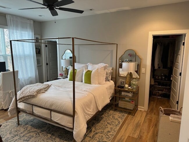 Building Photo - 2 bedroom 2.5 bath house near Dickson St. ...