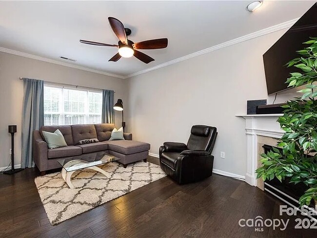 Foto del edificio - 1265 E Woodlawn Rd