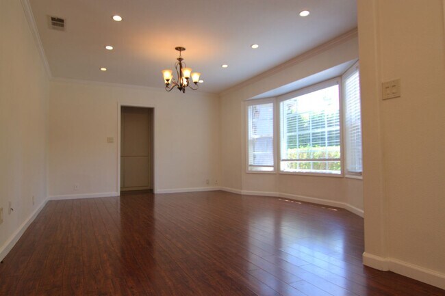 Building Photo - 6730 Balboa Blvd
