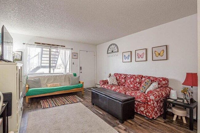 Building Photo - Affordable 2 Bed 1 Bath Apartment! Great l...