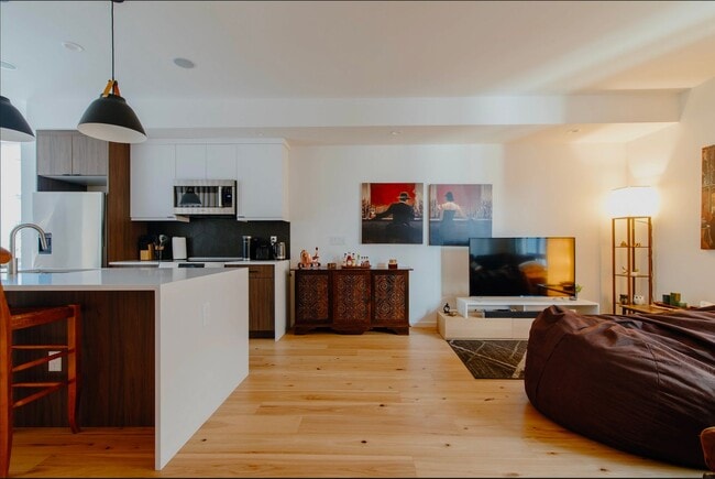 Foto del edificio - Modern 3 Bed, 3.5 Bath Townhouse for Rent