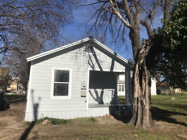 Building Photo - 406 W Tyson Ave R9406