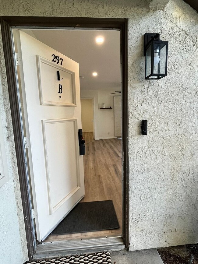 Building Photo - Remodeled Ground Level Condo in MV!