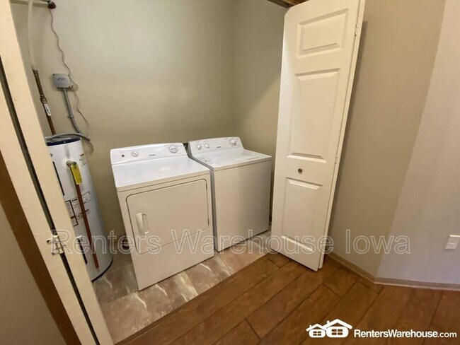 Building Photo - 2000 Meadow Ct