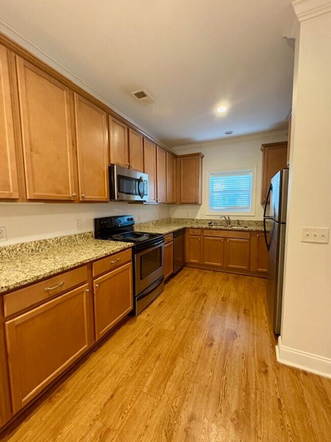 Foto del edificio - Desirable Two-story Lake Palmetto Townhouse