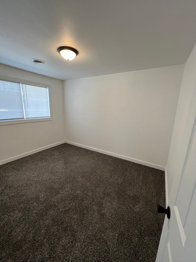 Building Photo - 160 Golden Dr