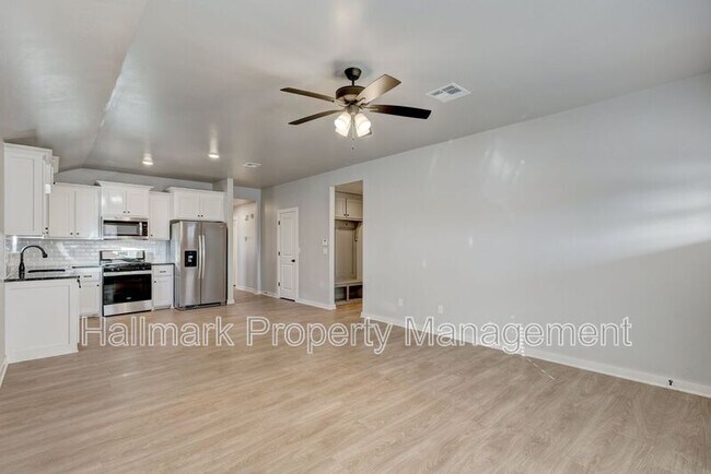Foto del edificio - 719 Ivy Ln