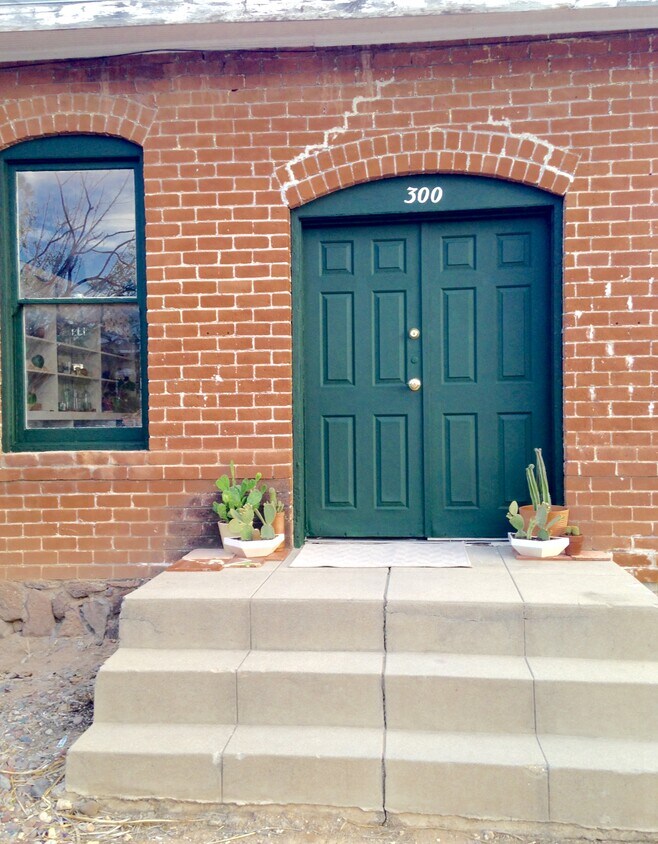 Primary Photo - 300 E 17th St
