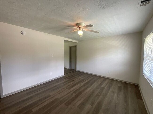 Foto del edificio - Stylish 3-Bedroom with Expansive Yards in ...