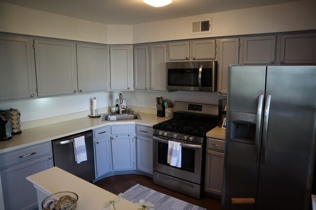 Building Photo - 812 Porter Way W