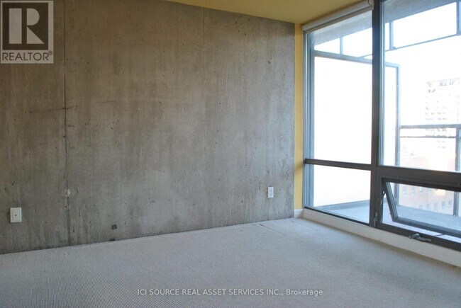 Photo du bâtiment - 22 Wellesley St E